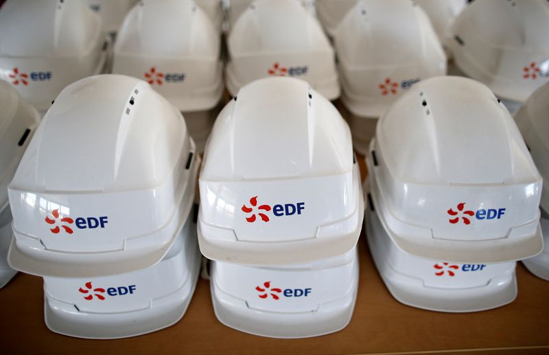 © Reuters. Capacetes com o logo da EDF 
21/03/2019
REUTERS/Stephane Mahe