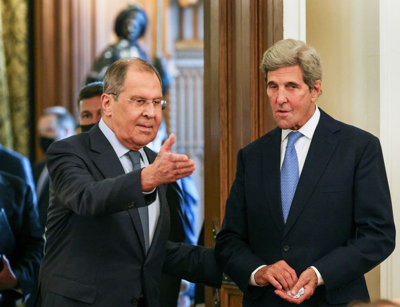 &copy; Reuters.   ７月１４日、    バイデン米政権で気候変動対策を担うジョン・​ケリー大統領特使（写真右）とロシアのプーチン大統領は電話で会談し、両国が気候問題で協力すべきとの考えで一致した