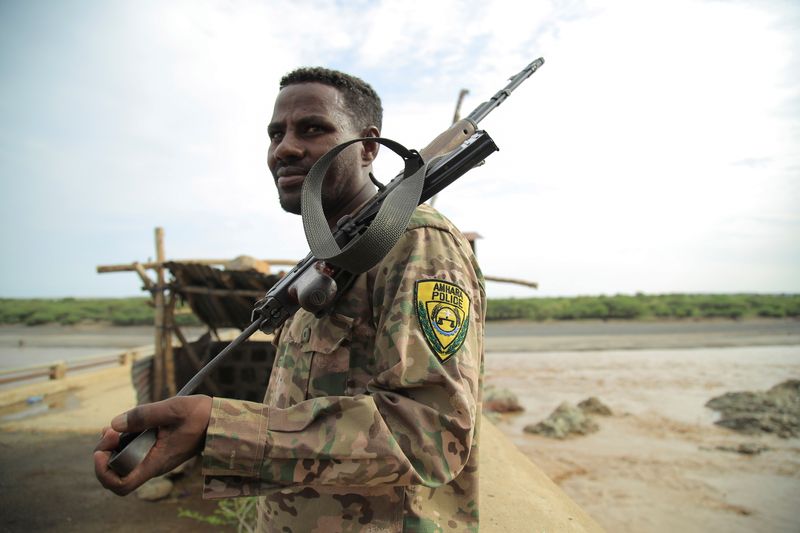 © Reuters. أحد أفراد القوات الخاصة لإقليم أمهرة يحرس الحدود بين إثيوبيا وإريتريا قرب بلدة هوميرا في إثيوبيا يوم 1 يوليو تموز 2021. تصوير: رويترز.