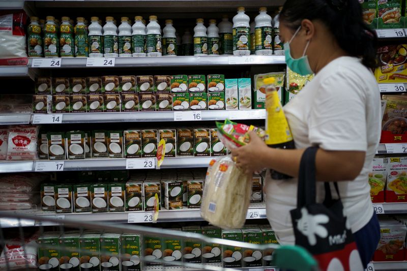 &copy; Reuters. FILE PHOTO: A woman shops coconut products at a supermarket in Bangkok, Thailand, July 6, 2020. REUTERS/Athit Perawongmetha