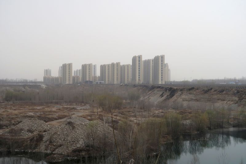 © Reuters. FILE PHOTO: The Taoyuan Xindu Kongquecheng apartment compound developed by China Fortune Land Development is seen in Zhuozhou, Hebei province, China March 19, 2021. REUTERS/Lusha Zhang