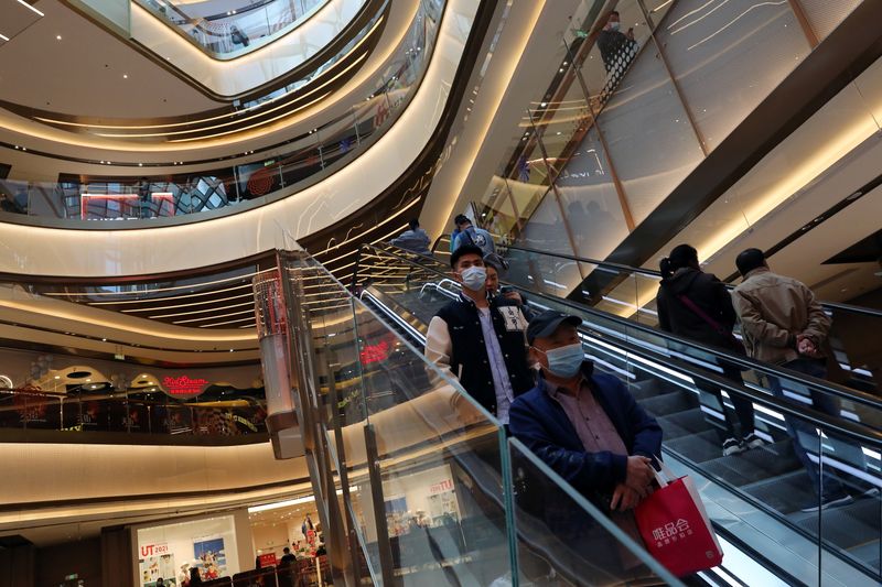 &copy; Reuters. FILE PHOTO: People visit a newly opened shopping mall in Beijing, China April 16, 2021. REUTERS/Tingshu Wang