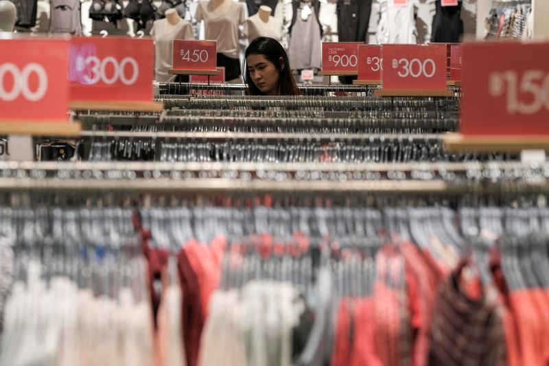 &copy; Reuters. FILE PHOTO: A woman shops inside a department store in central Bangkok, Thailand, December 22, 2016. REUTERS/Athit Perawongmetha