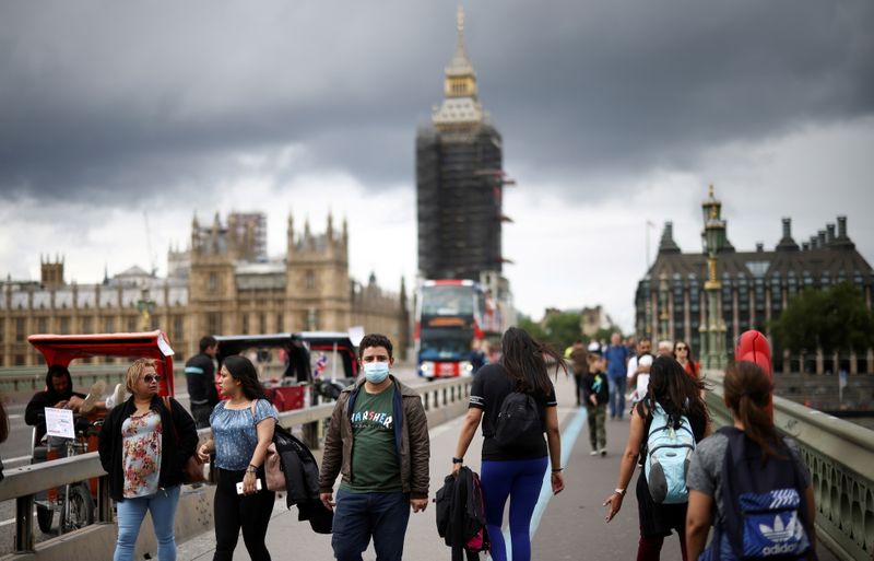 &copy; Reuters. FILE PHOTO: People, some wearing protective face masks, walk over Westminster Bridge, amid the coronavirus disease (COVID-19) pandemic, in London, Britain, July 4, 2021. REUTERS/Henry Nicholls/File Photo