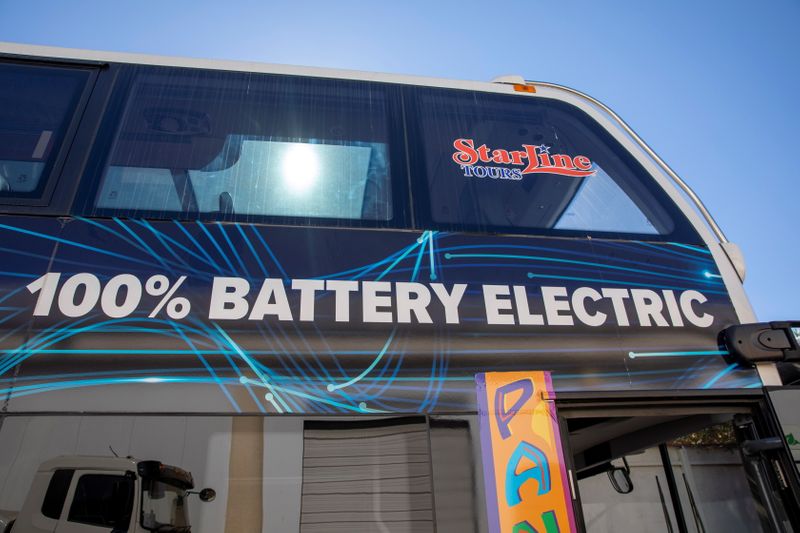 &copy; Reuters. 　７月１４日、中国の電気自動車（ＥＶ）メーカー、ＢＹＤ（比亜迪）の米子会社ＢＹＤノース・アメリカがロサンゼルスの北で運営する電動バス工場は、バイデン大統領が目指す理想を体