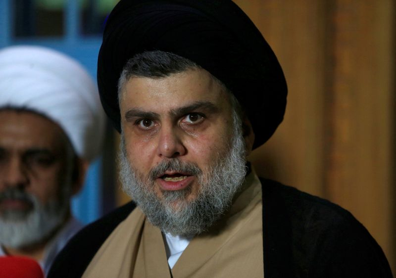 © Reuters. رجل الدين العراقي الشيعي مقتدى الصدر في صورة من أرشيف رويترز.
