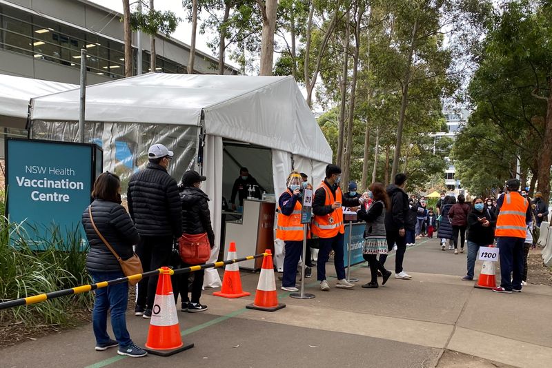 &copy; Reuters. L'Etat de Victoria en Australie a annoncé jeudi le rétablissement à minuit et pour cinq jours de mesures de confinement, tout comme l'a décidé récemment Sydney en raison de la reprise de l'épidémie de coronavirus dans ces deux régions les plus pe