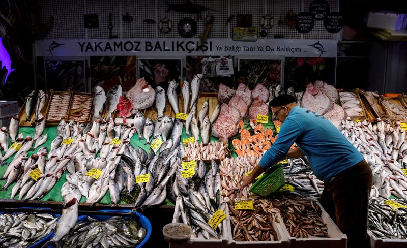 &copy; Reuters. FILE PHOTO: People shop at a fish market at Karakoy district in Istanbul, Turkey, January 8, 2021. REUTERS/Umit Bektas/File Photo
