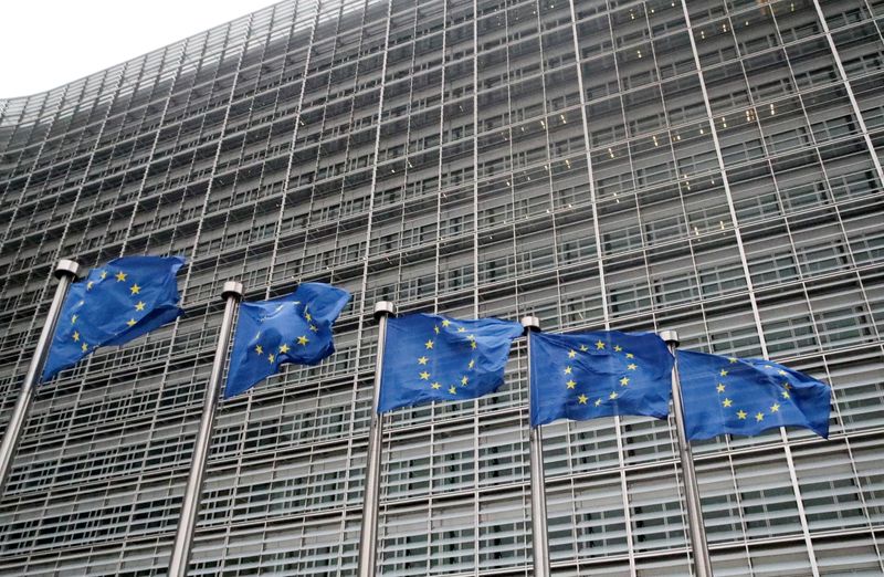 © Reuters. Las banderas de la Unión Europea ondean frente a la sede de la Comisión de la UE en Bruselas, Bélgica, 14 de julio de 2021. REUTERS/Yves Herman