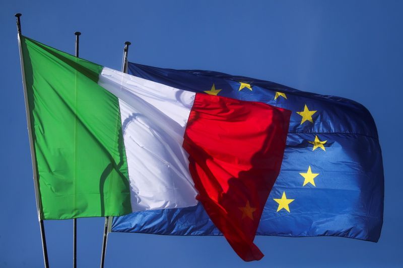 &copy; Reuters. Una bandiera italiana e una bandiera della zona euro. REUTERS/Yara Nardi