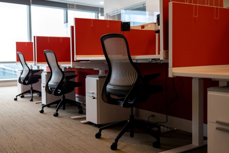 &copy; Reuters. FILE PHOTO: Empty cubicles are seen as the first phase of FMC Corporation employees return to work in the office in Philadelphia, Pennsylvania, U.S., June 14, 2021. REUTERS/Hannah Beier/File Photo