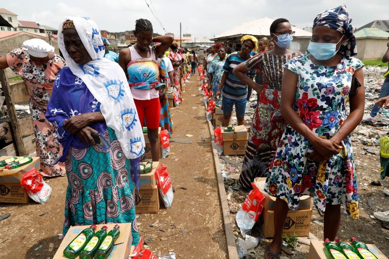 &copy; Reuters. Women queue for food parcels during distribution by volunteers of the Lagos food bank initiative in a community in Oworoshoki, Lagos, Nigeria July 10, 2021. REUTERS/Temilade Adelaja