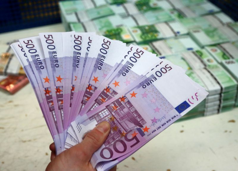 &copy; Reuters. FOTO DE ARCHIVO: Billetes de 500 euros en la sede de Money Service Austria en Viena, Austria, el 3 de marzo de 2016. REUTERS/Leonhard Foeger