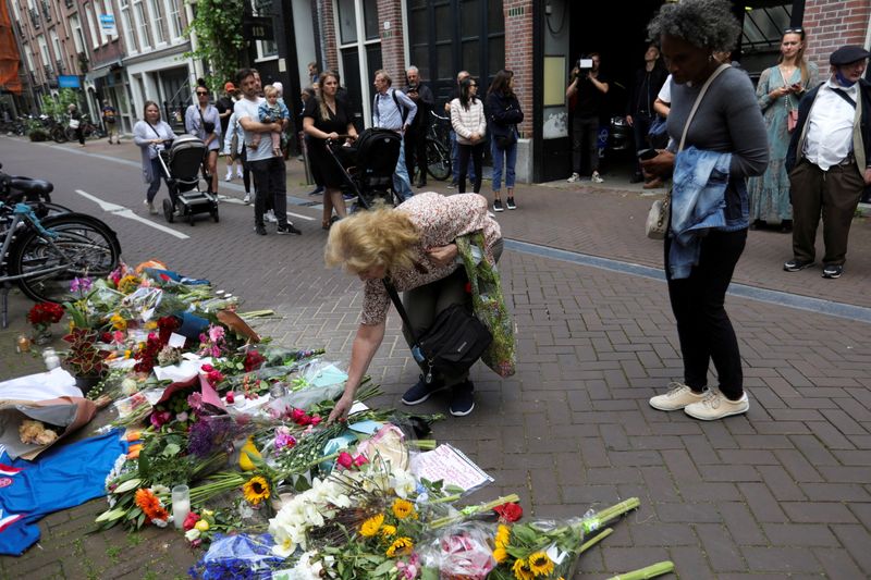 &copy; Reuters. Imagen de archivo de una mujer dejando flores donde fue tiroteado el periodista Peter R. de Vries en Ámsterdam, Holanda. 7 julio 2021. REUTERS/Eva Plevier