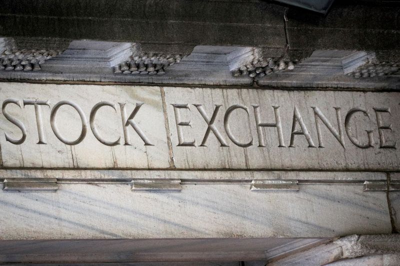 &copy; Reuters. Imagen de archivo de un detalle de la entrada de la Bolsa de Nueva York, EEUU. 29 marzo 2021. REUTERS/Brendan McDermid