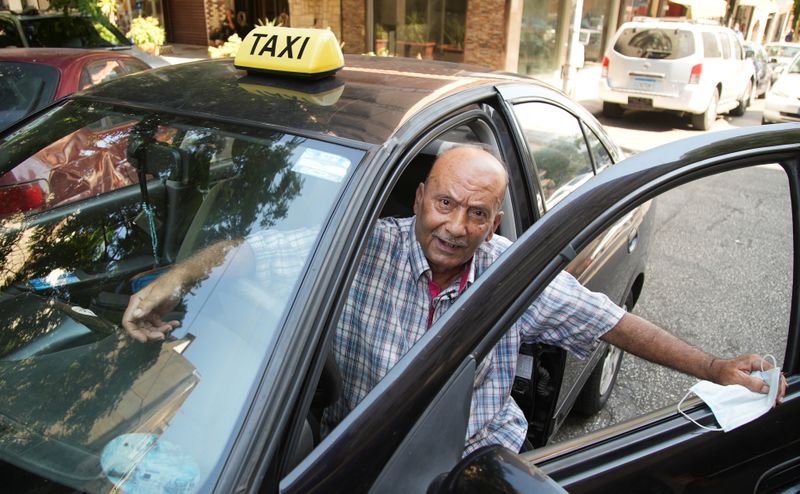 &copy; Reuters. السائق اللبناني زكريا غلاييني في سيارته الأجرة في بيروت يوم 12 يوليو تموز 2021. تصوير: عصام عبد الله - رويترز. 