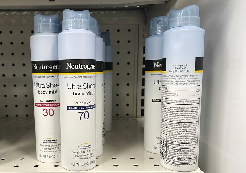 © Reuters. Johnson & Johnson’s Neutrogena Ultra Sheer sunscreen, which is part of a voluntary recall of five Neutrogena and Aveeno brand aerosol sunscreen products after a cancer-causing chemical was detected in some samples, sits on a shelf at a store in Gloucester, Massachusetts, July 15, 2021.    REUTERS/Brian Snyder - 