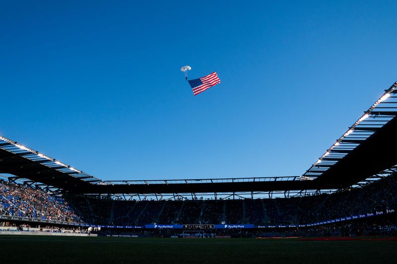 &copy; Reuters. Una bandiera degli Stati Uniti lanciata con il paracadute nel PayPal Park prima dell'incontro tra i San Jose Earthquakes e i Los Angeles Galaxy. Kyle Terada-USA TODAY Sports