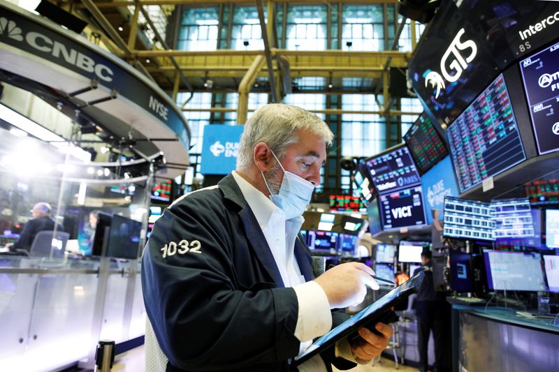 &copy; Reuters. Traders work on the floor of the New York Stock Exchange (NYSE) in New York City, U.S., July 12, 2021.  REUTERS/Brendan McDermid