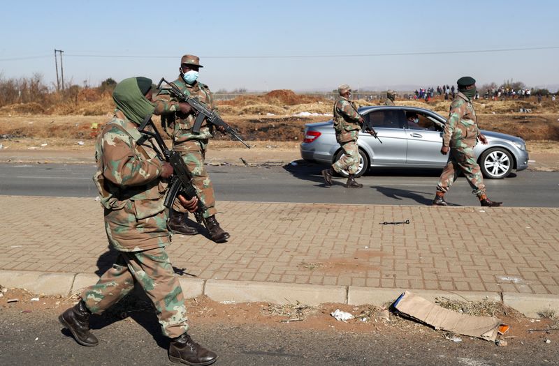 &copy; Reuters. جنود من جيش جنوب أفريقيا في فوسلورس في صورة بتاريخ 14 يوليو تموز 2021. تصوير: سيفيوي سيبيكو - رويترز. 