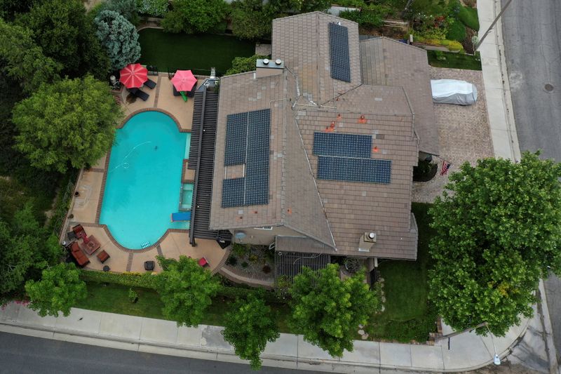&copy; Reuters. FILE PHOTO: Solar panels are seen on rooftops amid the coronavirus disease (COVID-19) outbreak, in Santa Clarita, near Los Angeles, California, U.S., June 18, 2020.  REUTERS/Lucy Nicholson/File Photo
