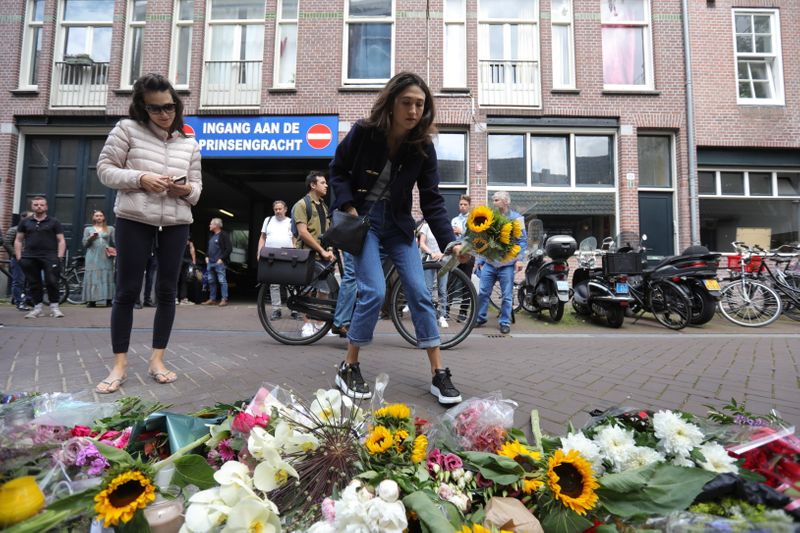 &copy; Reuters. Pessoas deixam flores em homenagem a repórter policial holandês Peter R. de Vries
07/07/2021
REUTERS/Eva Plevier