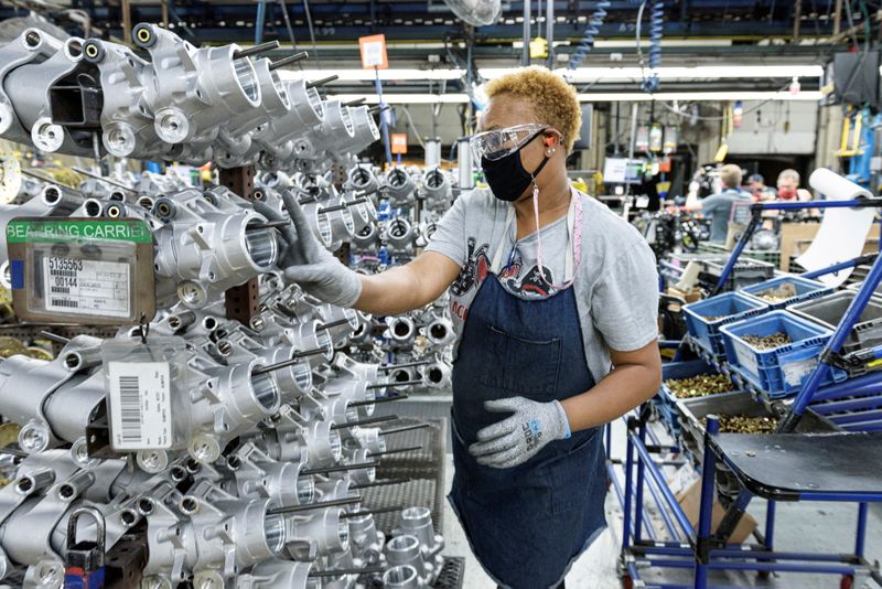 &copy; Reuters. La production manufacturière a baissé de manière inattendue en juin aux Etats-Unis, penalisée par la chute de la production de véhicules motorisés. /Photo prise le 7 juin 2021/REUTERS/Dan Koeck