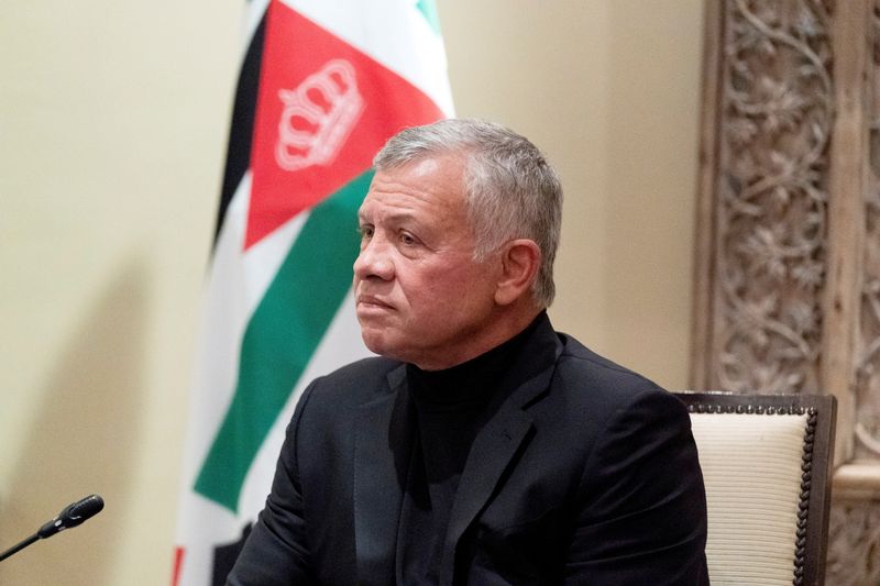 &copy; Reuters. العاهل الأردني الملك عبد الله خلال اجتماع في عمان يوم 26 مايو ايار 2021. صورة من ممثل لوكالات الأنباء. 