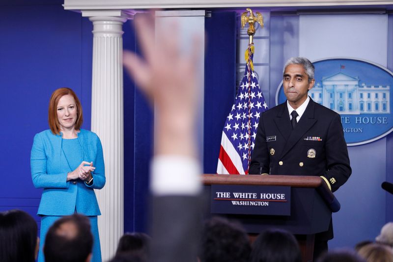 © Reuters. A journalist raises a hand to ask a question during United States Surgeon General Vivek Murthy’s remarks at a news conference with White House Press Secretary Jen Psaki at the White House in Washington, U.S., July  15, 2021. REUTERS/Tom Brenner