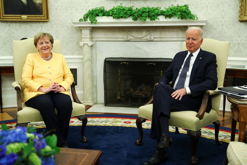 © Reuters. U.S. President Joe Biden holds a bilateral meeting with German Chancellor Angela Merkel in the Oval Office at the White House in Washington, U.S., July 15, 2021. REUTERS/Tom Brenner m Brenner