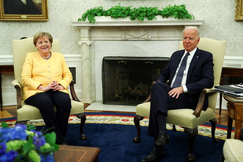 &copy; Reuters. الرئيس الأمريكي جو بايدن خلال اجتماع مع المستشارة الألمانية أنجيلا ميركل في البيت الأبيض بواشنطن يوم الخميس. تصوير: توم برينر - رويترز.