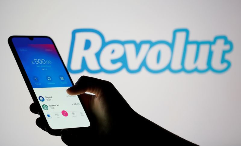 &copy; Reuters. Mulher segura smartphone mostrando aplicativo do banco digital Revolut. 4/2/2020. REUTERS/Dado Ruvic