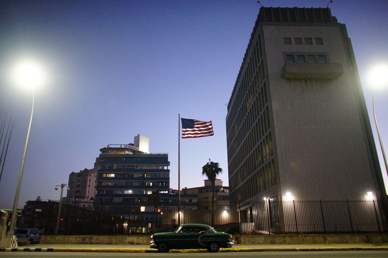&copy; Reuters. IMAGEN DE ARCHIVO. Un vehículo antiguo pasa por el frente de la Embajada de Estados Unidos, en La Habana, Cuba, Enero 12, 2017. REUTERS/Alexandre Meneghini