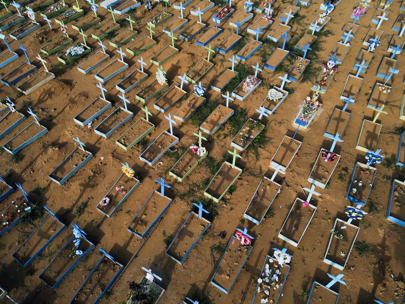 &copy; Reuters. Vista aérea de cemitério em Manaus (AM) em meio à pandemia de coronavírus 
07/07/2021
REUTERS/Bruno Kelly