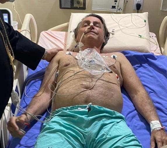 &copy; Reuters. الرئيس البرازيلي جايير بولسونارو  في مستشفى في برازيليا يوم الخميس. صورة لرويترز.
