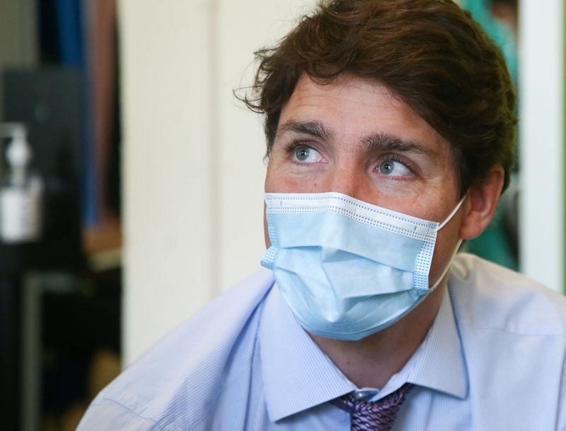 &copy; Reuters. Canada's Prime Minister Justin Trudeau visits a vaccination site, amid the coronavirus disease (COVID-19) pandemic, in Montreal, Quebec, Canada July 15, 2021. REUTERS/Christinne Muschi