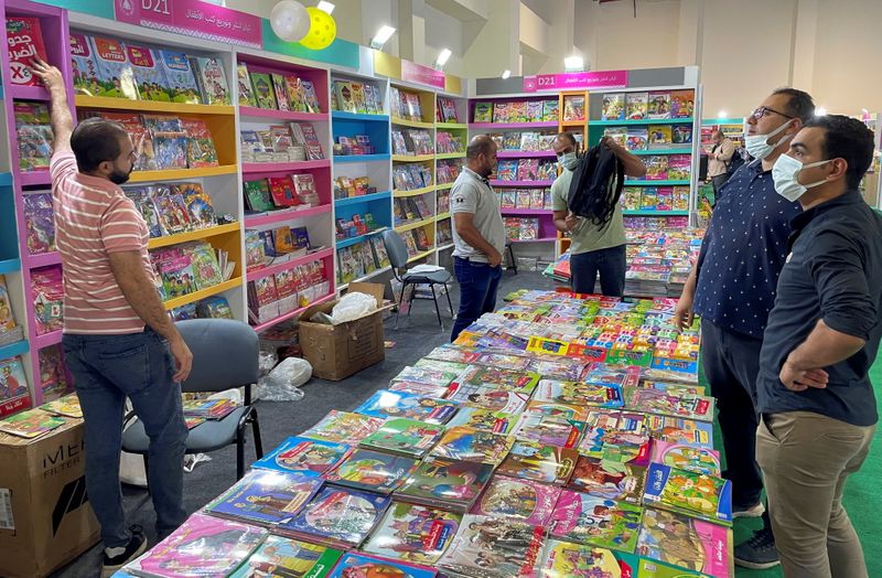 © Reuters. زوار ينظرون إلى كتب للأطفال خلال معرض القاهرة الدولي الخامس والخمسين للكتاب بمركز مصر للمعارض الدولية  في القاهرة بمصر يوم 4 يوليو 2021. تصوير: سامح الخطيب -رويترز.