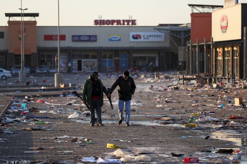 &copy; Reuters. 　７月１５日、ドイツ銀行は、南アフリカで起きている暴動について、同国の今年の経済成長率を０．８％ポイント下押しする可能性があると予想した。写真は略奪されたショッピングモー