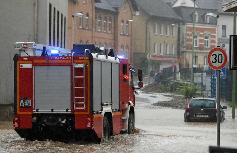 &copy; Reuters. Le bilan des inondations provoquées par les pluies diluviennes qui se sont abattues ces deux derniers jours sur l'ouest de l'Allemagne s'élevait vendredi matin à 81 morts, rapporte la chaîne de télévision ARD. /Photo prise le 14 juillet 2021/REUTERS