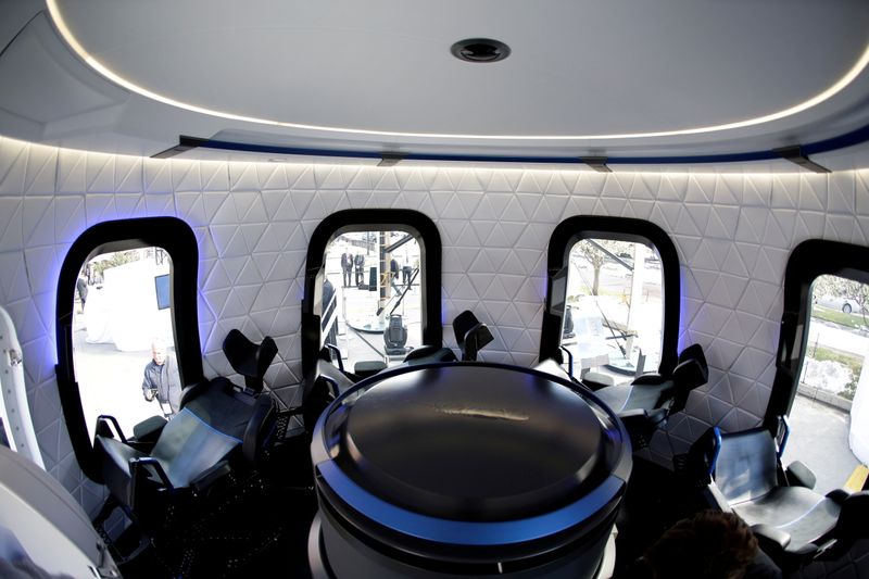 &copy; Reuters. 　米アマゾン・ドット・コム創業者のジェフ・ベゾス氏が率いる航空宇宙会社ブルーオリジンは１５日、自社開発のロケット「ニュー・シェパード」による初の有人宇宙旅行に１８歳の男子