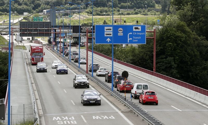 &copy; Reuters. FILE PHOTO:  Cars travelling from Germany to Switzerland line up in front of a checkpoint after the re-opening of the borders, amid the coronavirus disease (COVID-19) outbreak, in Rheinfelden, Germany June 15, 2020.   REUTERS/Arnd Wiegmann/File photo