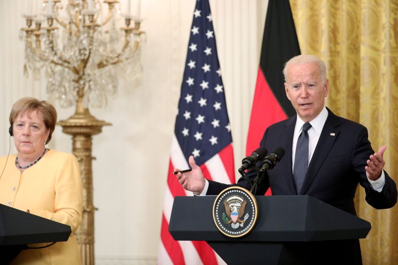 © Reuters. U.S. President Joe Biden and German Chancellor Angela Merkel attend a joint news conference in the East Room at the White House in Washington, U.S., July 15, 2021. REUTERS/Tom Brenner