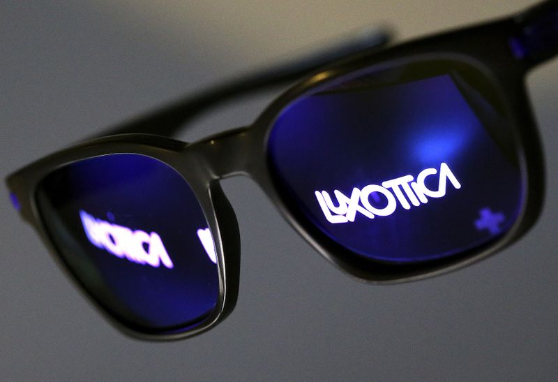 &copy; Reuters. Il nome Luxottica riflesso su un paio di occhiali da sole, a Roma il 4 febbraio 2016. REUTERS/Alessandro Bianchi
