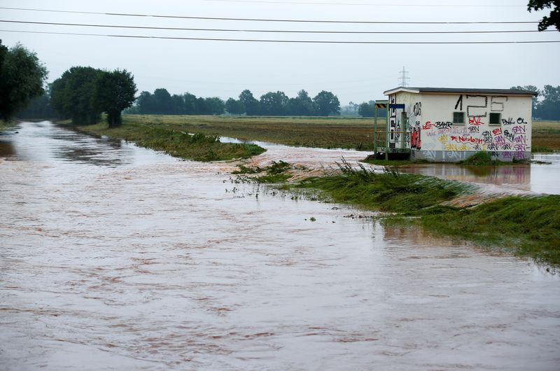 © Reuters. A view of the flooded river Erft following heavy rainfalls in Erftstadt, Germany, July 16, 2021. REUTERS/Thilo Schmuelgen