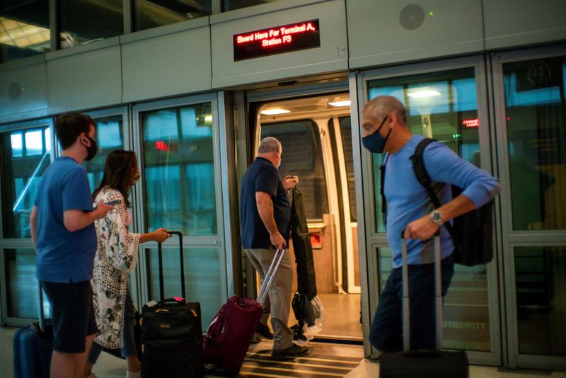 &copy; Reuters. FILE PHOTO: Travelers board the air train ahead of the July 4th holiday, at the Newark Liberty International Airport, in Newark, New Jersey, U.S., July 2, 2021.  REUTERS/Eduardo Munoz