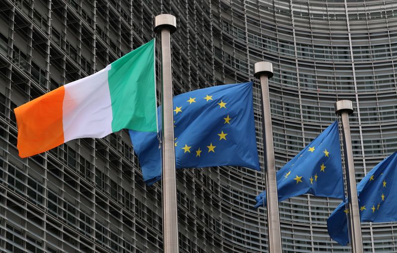 &copy; Reuters. FOTO DE ARCHIVO: Banderas irlandesas y europeas frente a la sede de la Comisión Europea en Bruselas