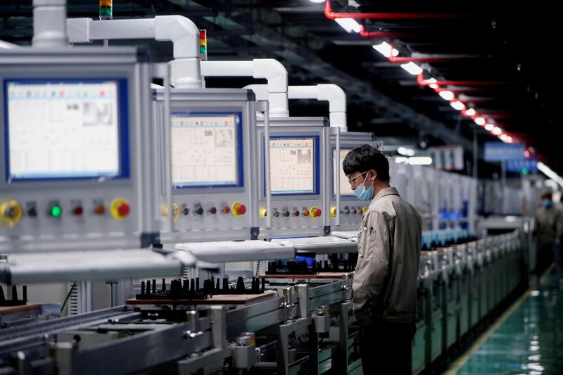 &copy; Reuters. FILE PHOTO: An employee works on the production line of electric vehicle (EV) battery manufacturer Octillion in Hefei, Anhui province, China March 30, 2021. REUTERS/Aly Song/File Photo