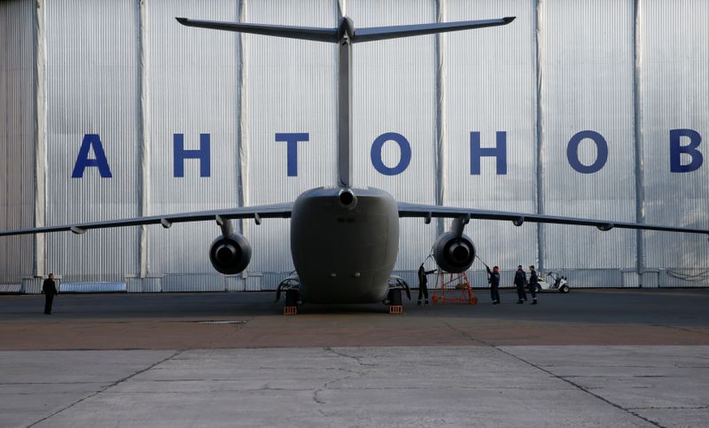 &copy; Reuters. FOTO DE ARCHIVO: La planta de aviones Antonov en el pueblo de Gostomel, en las afueras de Kiev, Ucrania, 27 de abril de 2016.  REUTERS/Valentyn Ogirenko