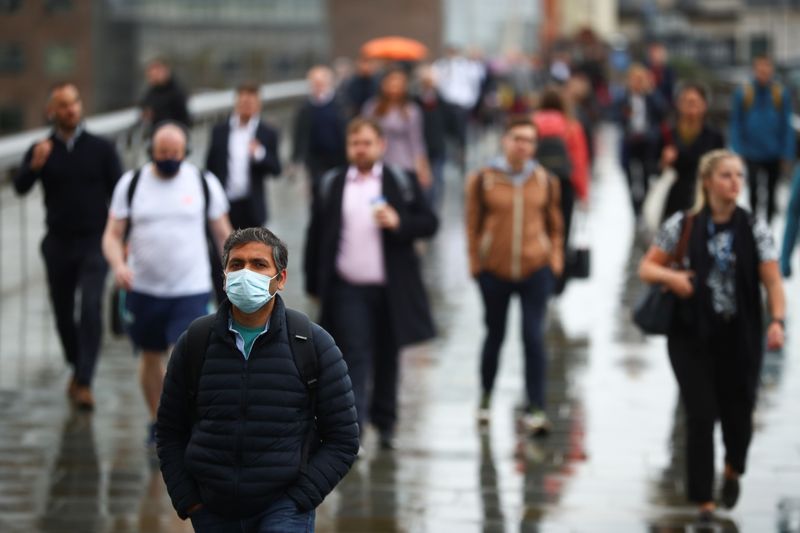&copy; Reuters. Commuters cross the London Bridge, amid the spread of the coronavirus disease (COVID-19), in London, Britain July 6, 2021. REUTERS/Hannah McKay