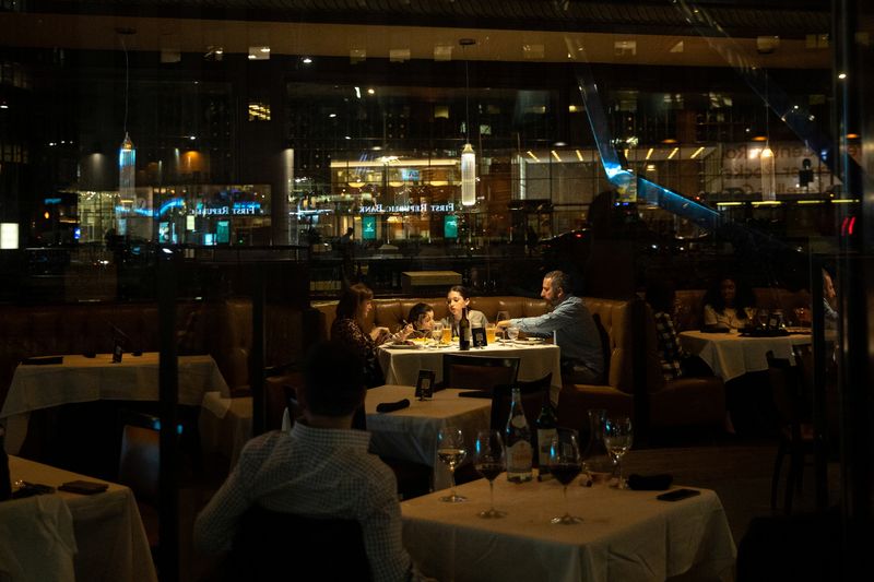 &copy; Reuters. FILE PHOTO: A family enjoys dinner at a restaurant during the outbreak of the coronavirus disease (COVID-19) in the Manhattan borough of New York City, New York, U.S., March 25, 2021. REUTERS/Jeenah Moon